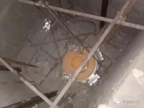完了!主机掉坑里了,电梯人又有锅背了? 完了!主机掉坑里了,电梯人又有锅背了?