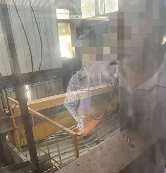 电梯坠落3死17伤,现场画面曝光:疑似对重返绳轮出了问题! 电梯坠落3死17伤,现场画面曝光:疑似对重返绳轮出了问题!