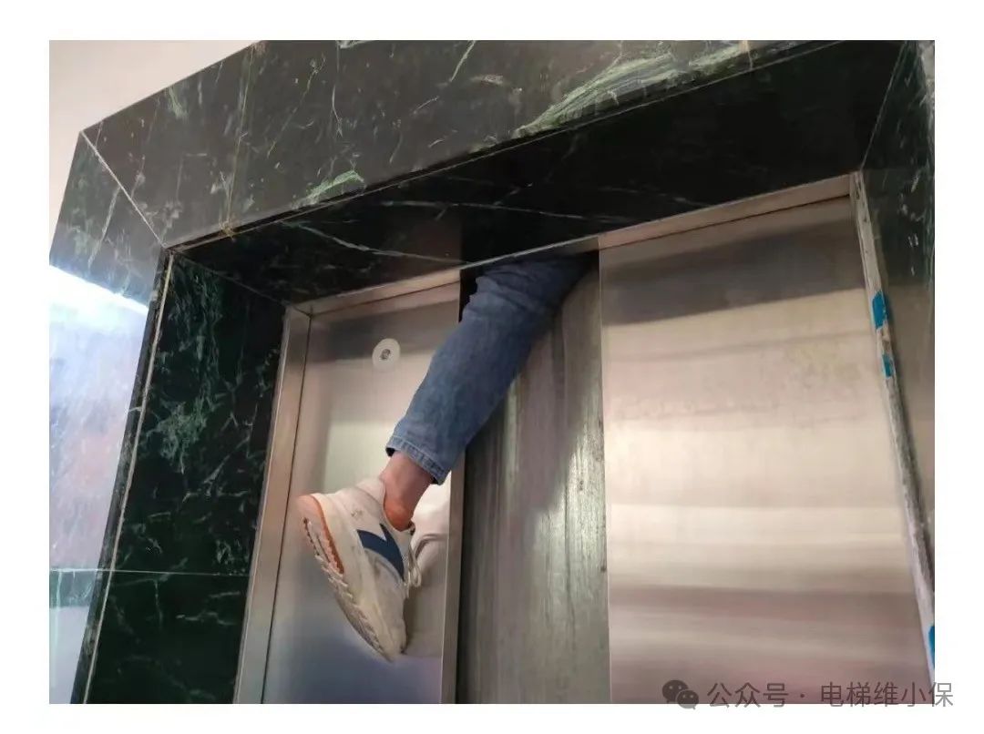 一男子跨越电梯时电梯突然下坠,11名消防员员前来救援! 一男子跨越电梯时电梯突然下坠,11名消防员员前来救援!