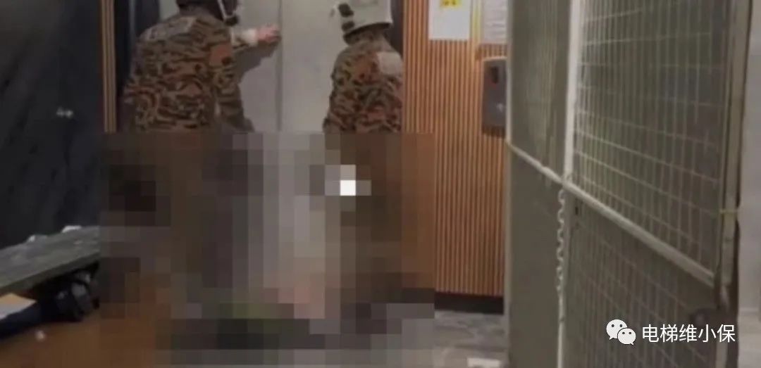 乘客被困电梯，电梯维修工现场救援被电梯夹死