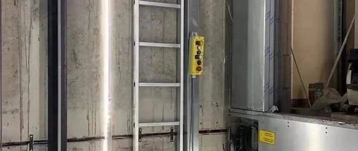 乘客被困电梯，电梯维修工现场救援被电梯夹死