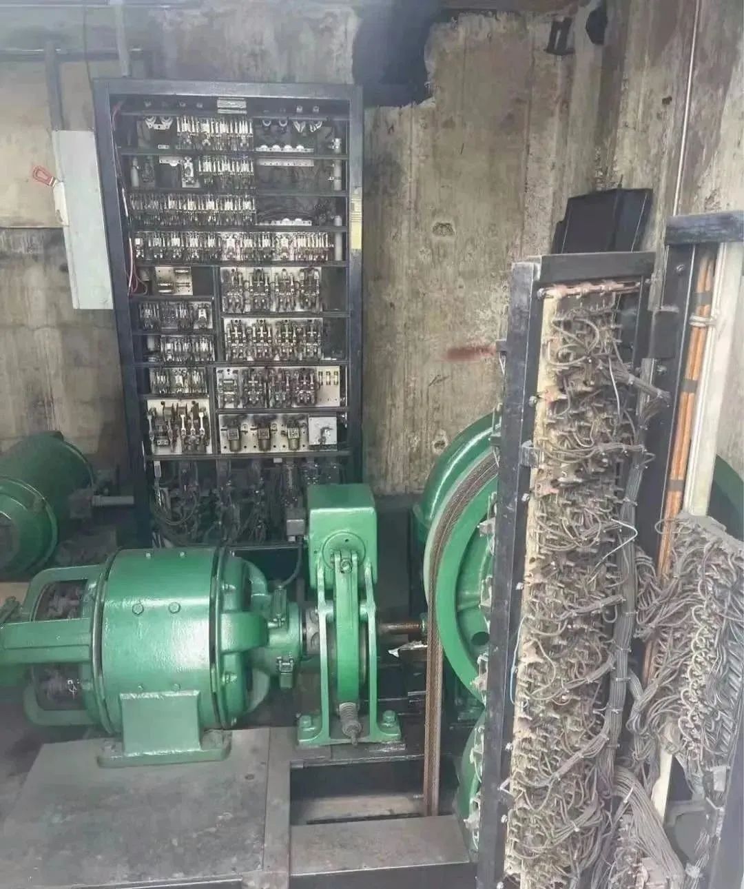 师傅们这台电梯多少维保费可以接？