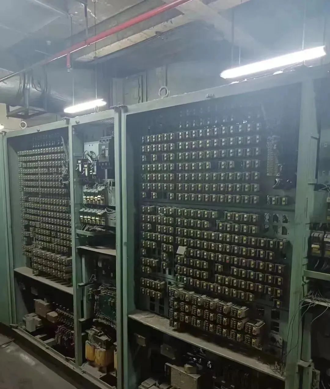 师傅们这台电梯多少维保费可以接？