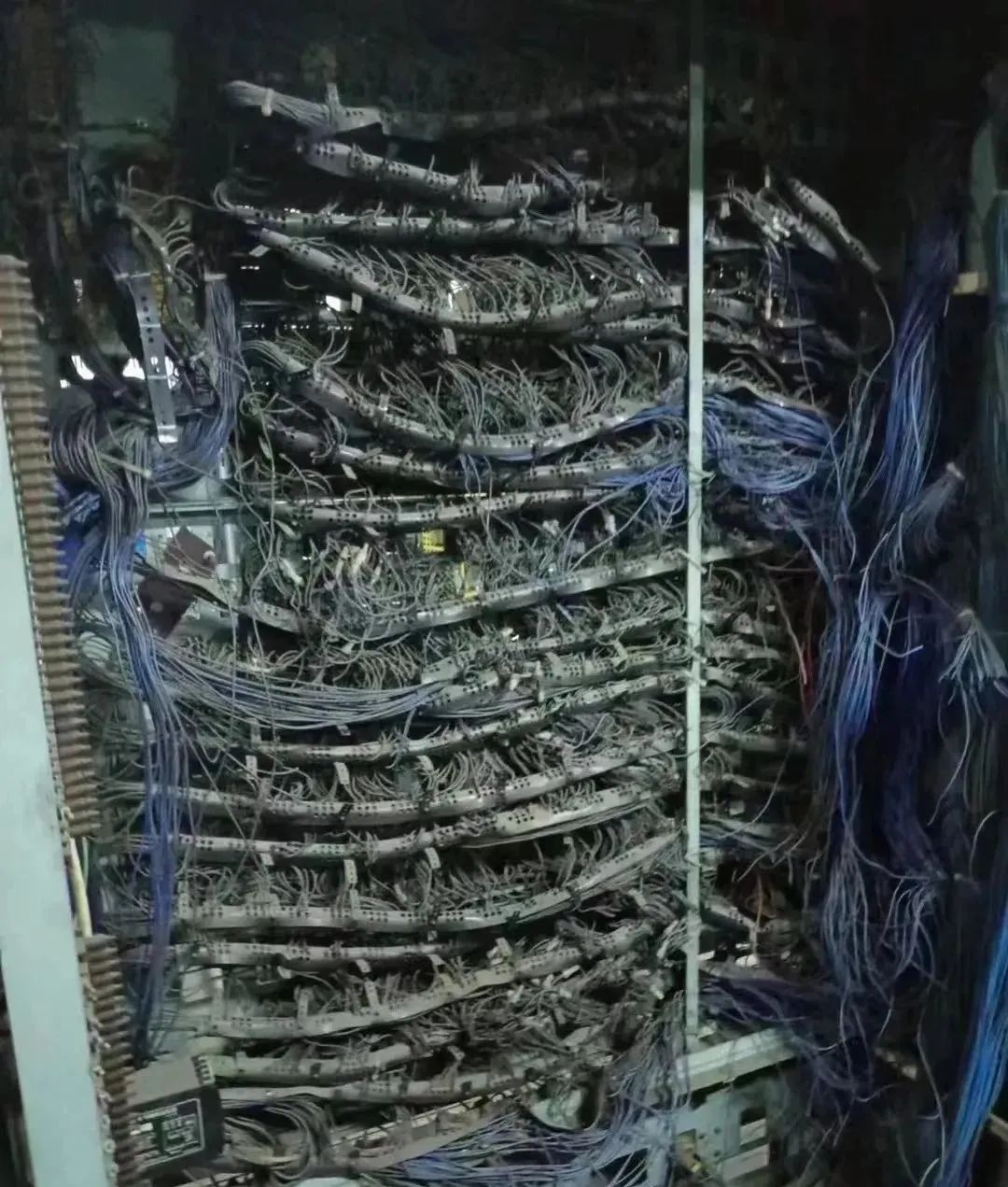 师傅们这台电梯多少维保费可以接？