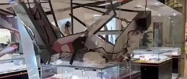 一男子商场内翻越自动扶梯扶手坠亡，警方通报