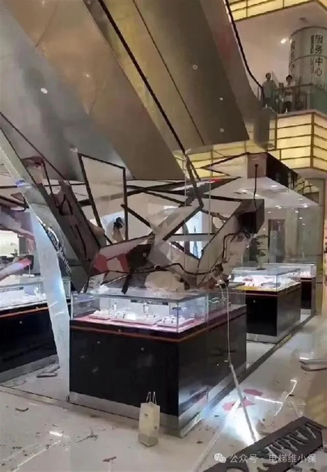 一男子商场内翻越自动扶梯扶手坠亡，警方通报