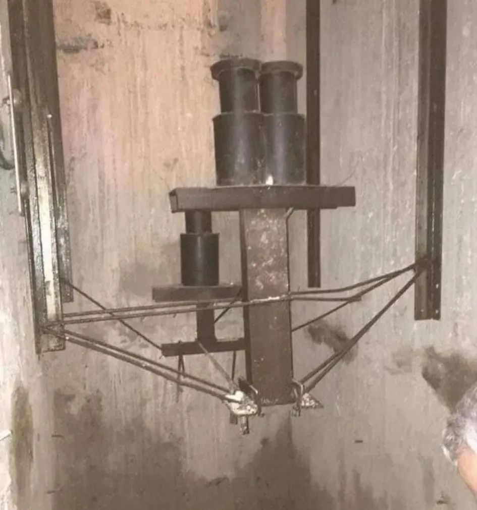 电梯缓冲器这是风化没了吗？