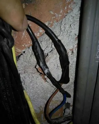 电梯层门门锁回路失效