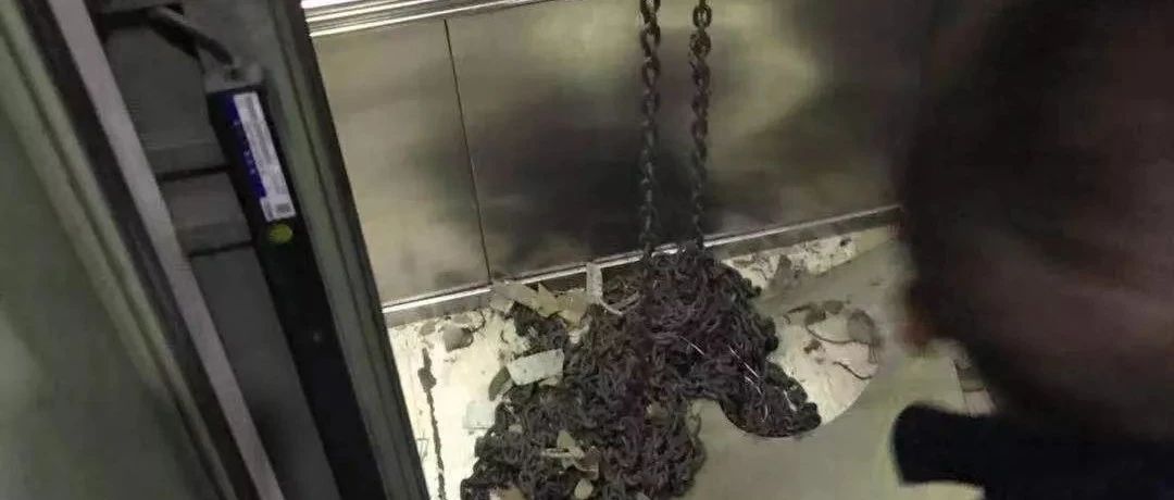 恐怖！小区电梯补偿链砸穿轿顶，致5人被困！