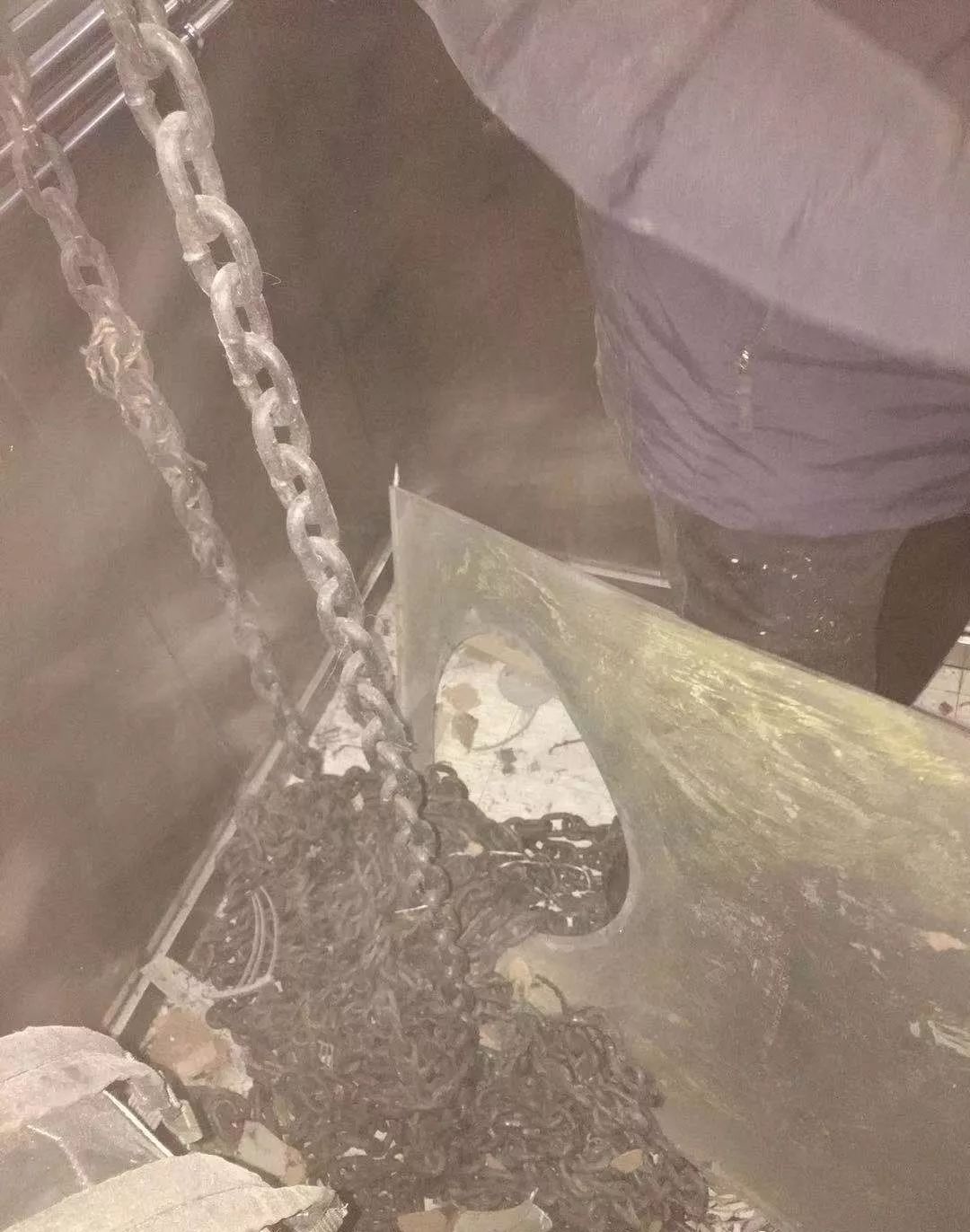 恐怖!小区电梯补偿链砸穿轿顶,致5人被困! 恐怖!小区电梯补偿链砸穿轿顶,致5人被困!