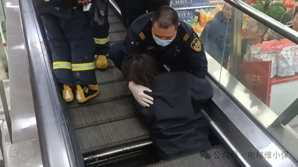 接连2起扶梯事故！新一轮扶梯大检查估计要来了！