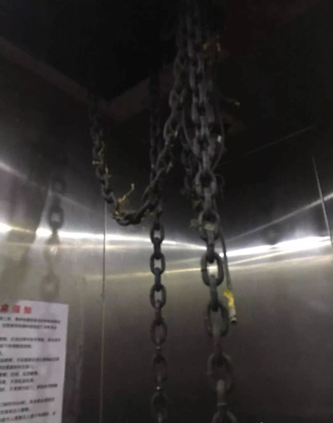 恐怖!小区电梯补偿链砸穿轿顶,致5人被困! 恐怖!小区电梯补偿链砸穿轿顶,致5人被困!