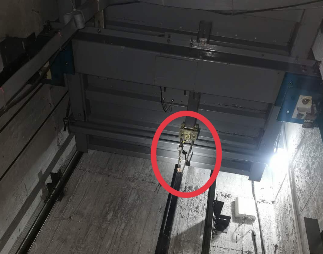 恐怖!小区电梯补偿链砸穿轿顶,致5人被困! 恐怖!小区电梯补偿链砸穿轿顶,致5人被困!