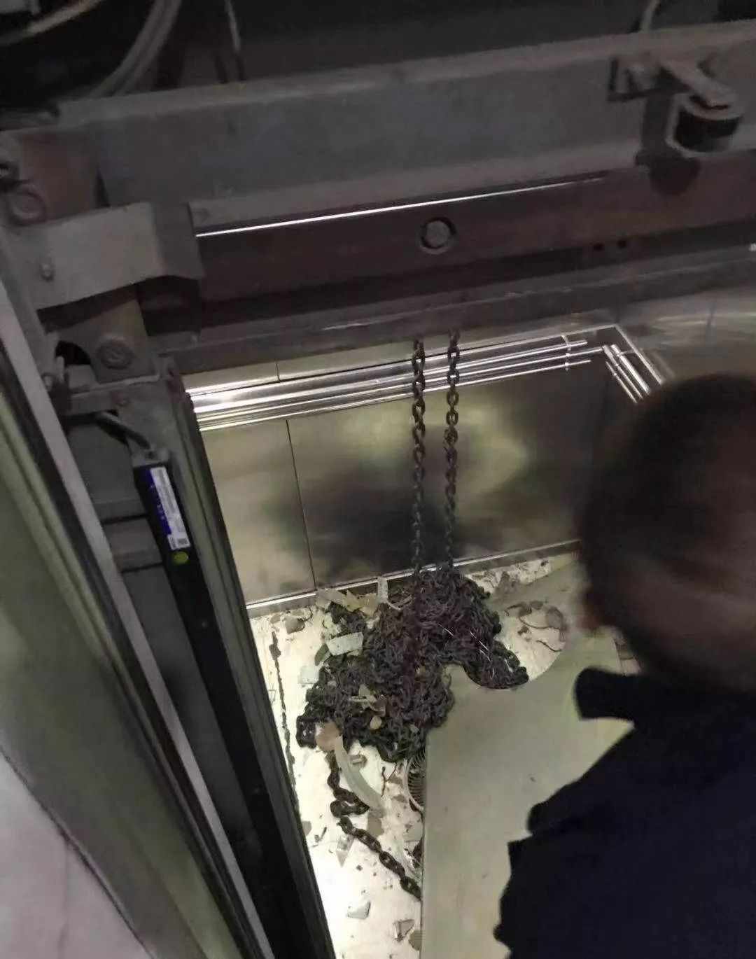 恐怖!小区电梯补偿链砸穿轿顶,致5人被困! 恐怖!小区电梯补偿链砸穿轿顶,致5人被困!