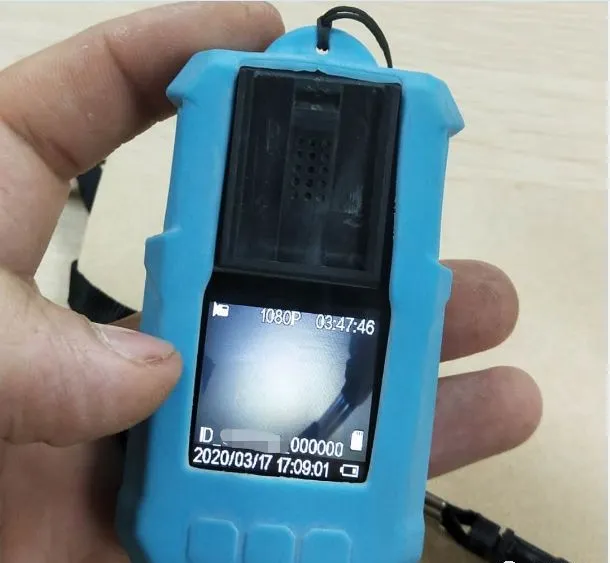 电梯维保开始佩戴记录仪干活了