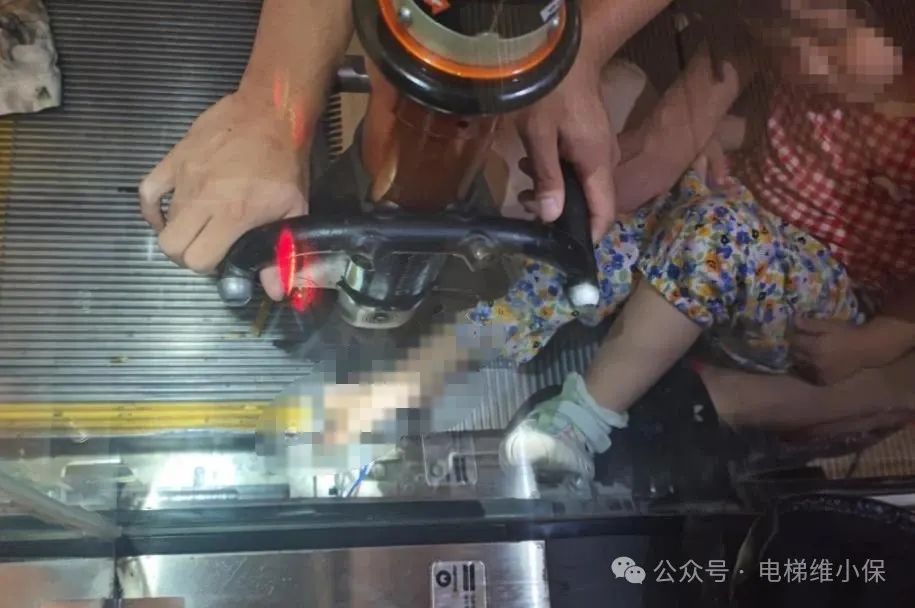 接连2起扶梯事故！新一轮扶梯大检查估计要来了！