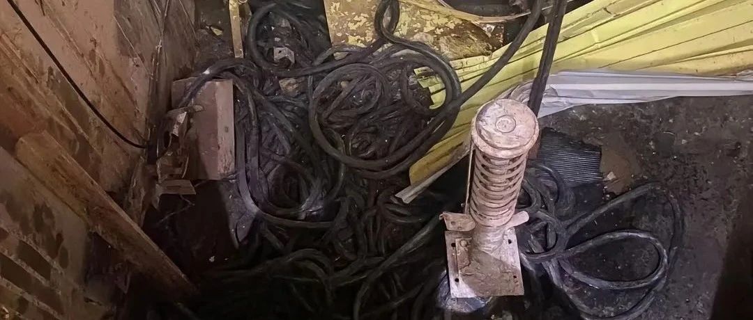 电梯补偿链断裂，直接坠落底坑！补偿链二次保护很有必要！