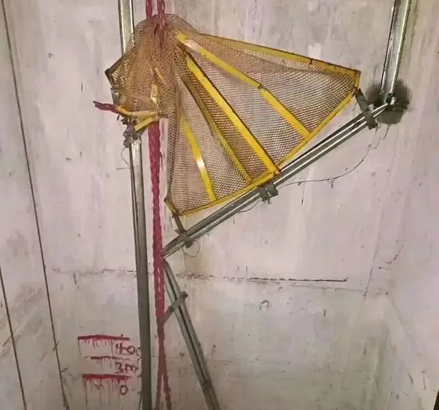 电梯补偿链断裂,直接坠落底坑!补偿链二次保护很有必要! 电梯补偿链断裂,直接坠落底坑!补偿链二次保护很有必要!