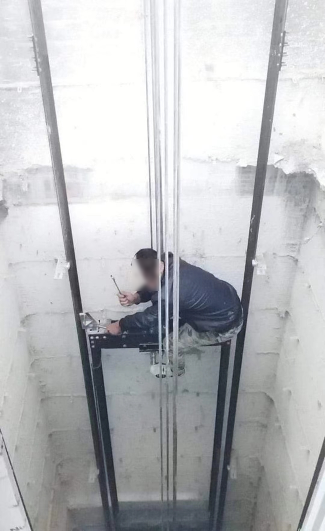 这样安装电梯，早晚会出事！