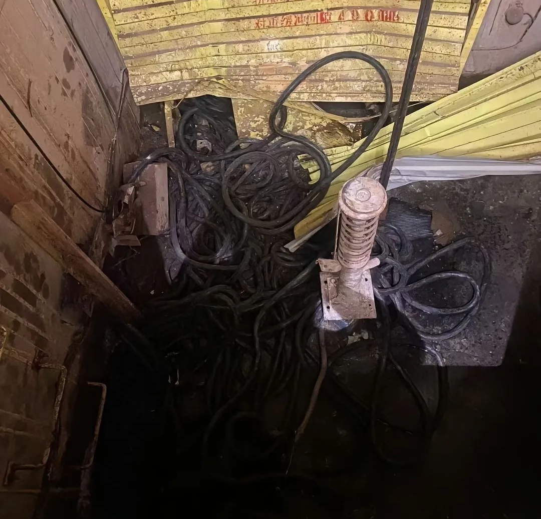 电梯补偿链断裂,直接坠落底坑!补偿链二次保护很有必要! 电梯补偿链断裂,直接坠落底坑!补偿链二次保护很有必要!