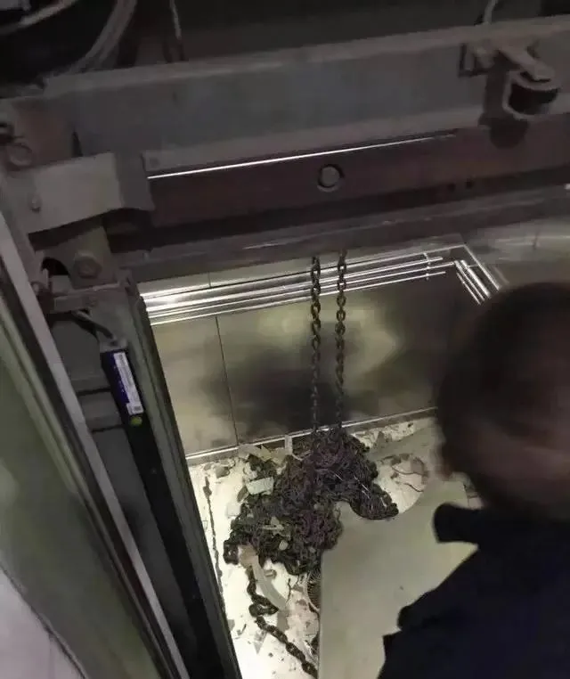 电梯补偿链断裂,直接坠落底坑!补偿链二次保护很有必要! 电梯补偿链断裂,直接坠落底坑!补偿链二次保护很有必要!