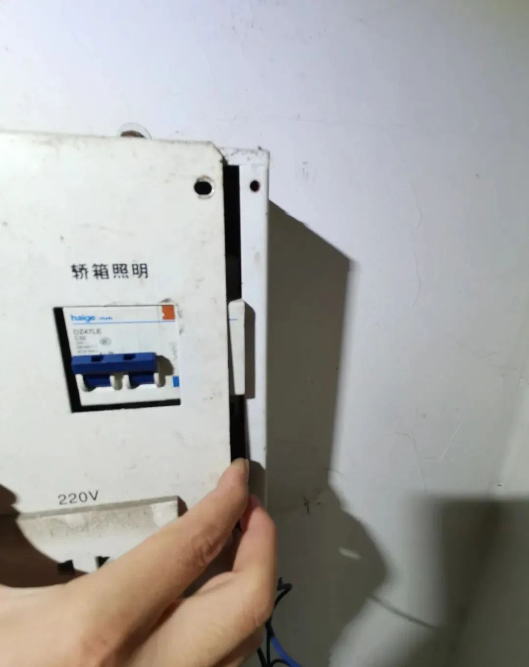 电梯搞成这样！原来是需要更换的配件都是业主从五金铺买回来的！?