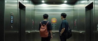 19岁维保工给电梯加导轨油时，未打检修急停导致被挤压身亡！